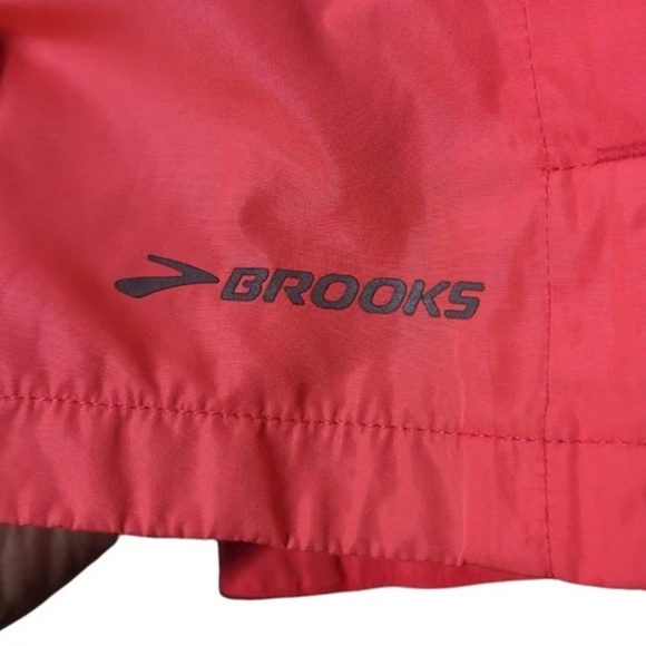 Brooks Lightweight Running Jacket Shelter Technology Neon Pink— size Medium - Picture 6 of 8